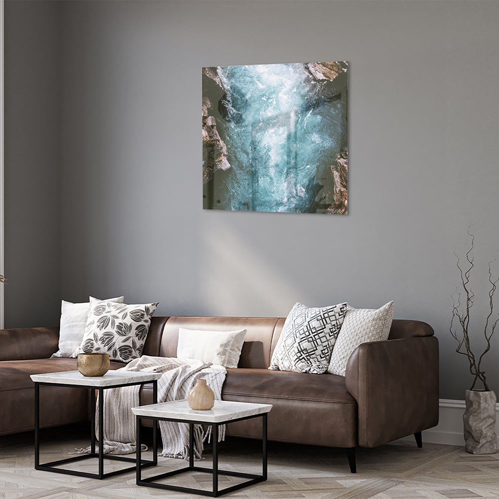 Glas schilderij van helder bergwater dat door rotsen stroomt.