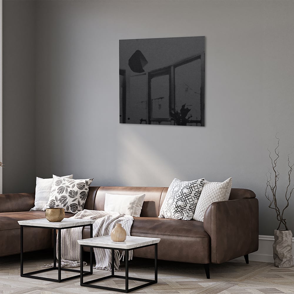 Stijlvol glazen schilderij in een modern interieur met warme kleuren.