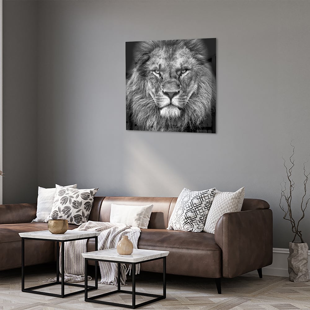 Glazen schilderij van een leeuw in zwart-wit, perfect voor wanddecoratie.
