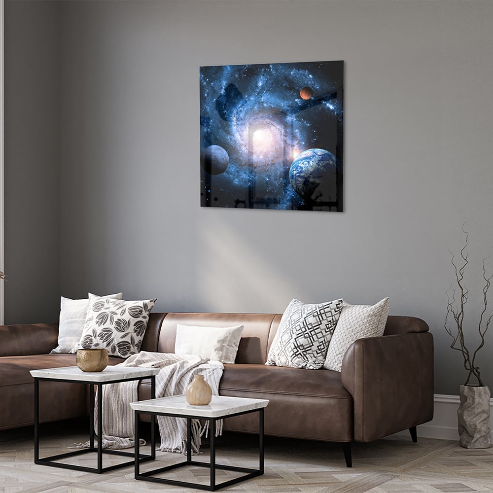 Glazen schilderij van het heelal met sterren en planeten, hangend aan de muur
