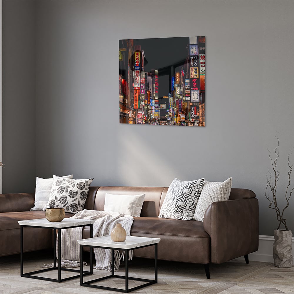 Glazen schilderij van een levendige stad met neonverlichting aan de muur in een moderne woonkamer.