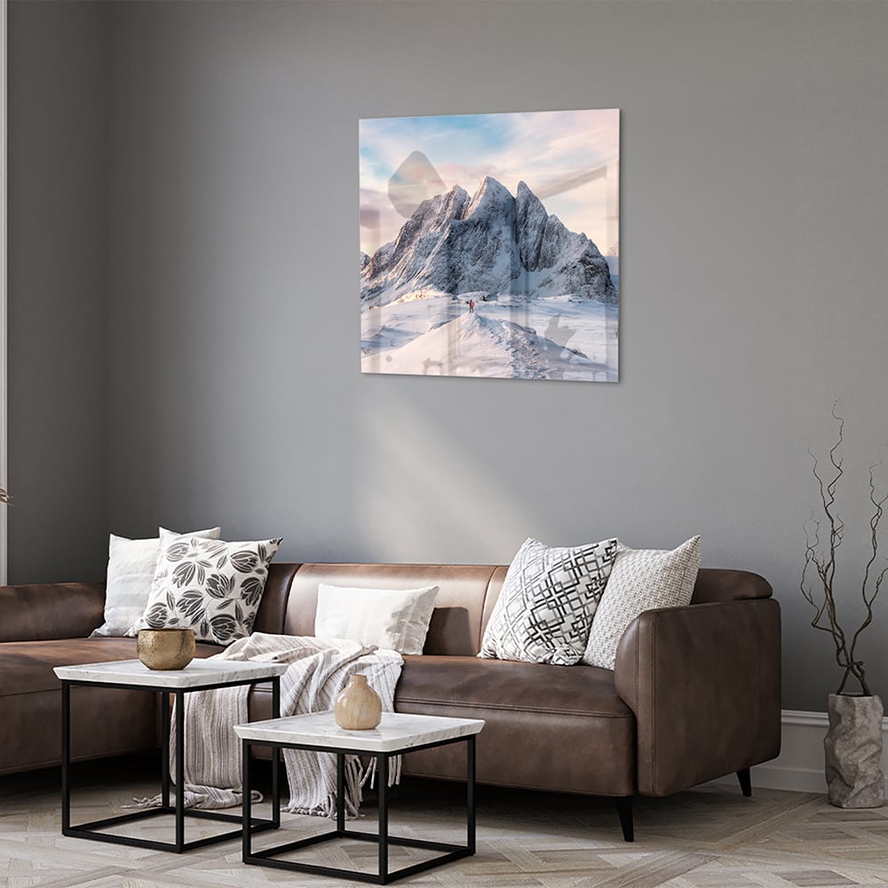 Glazen schilderij van besneeuwde bergen in een lichte woonkamer