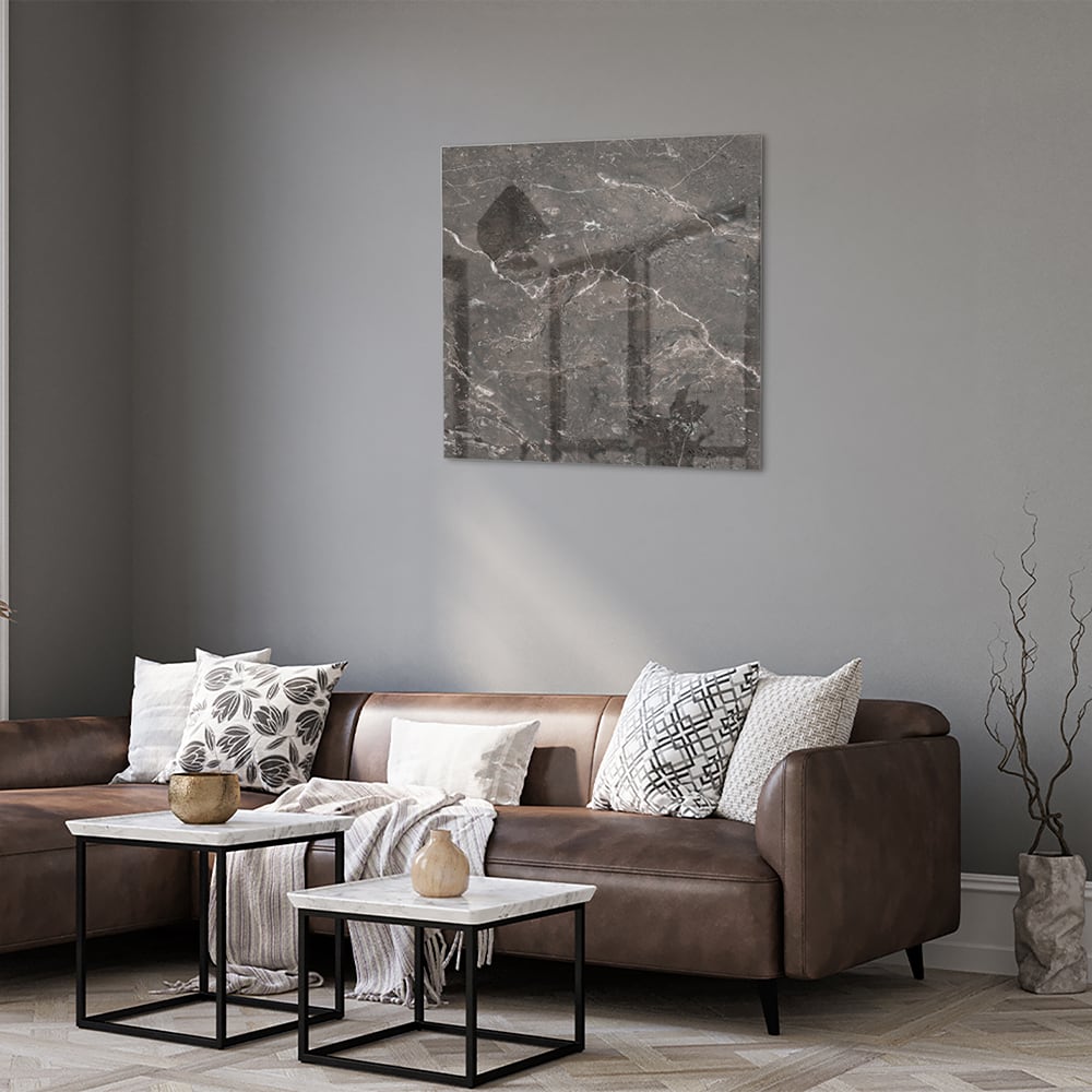 Glazen schilderij met marmerdesign in een moderne woonkamer