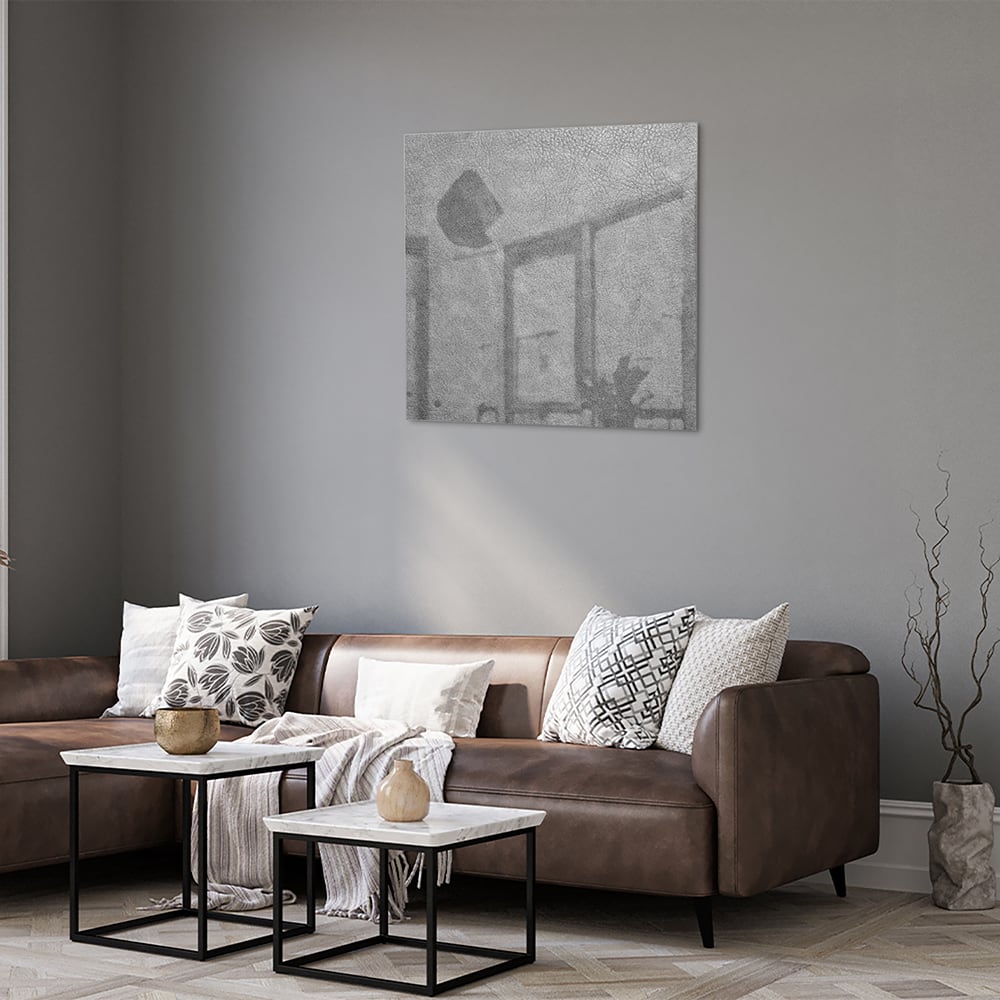 Minimalistisch glazen schilderij met subtiele schaduwen aan de muur