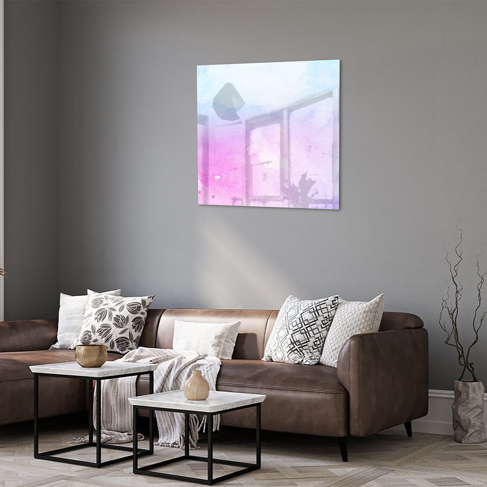 Abstract glazen schilderij met paarse en blauwe tinten aan de muur.