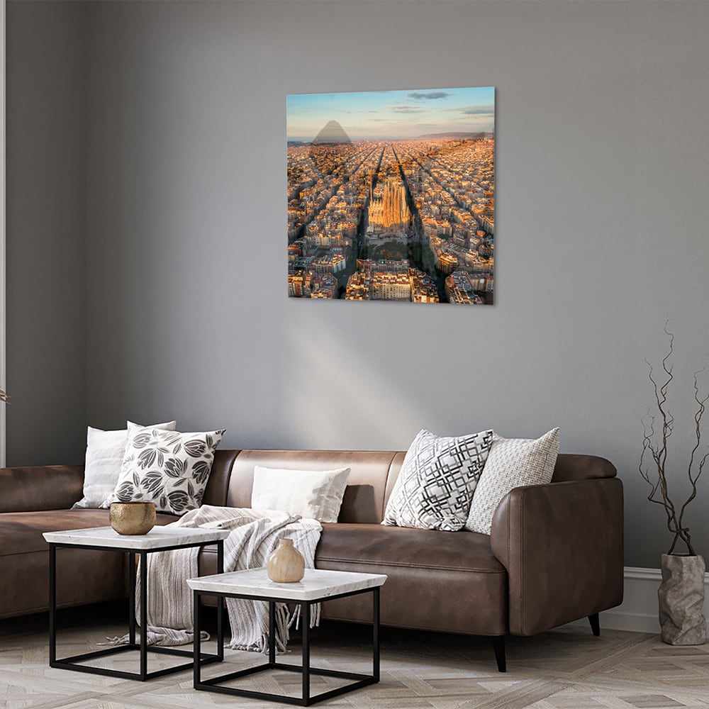 Glazen schilderij met uitzicht op een stad onder de zonsondergang