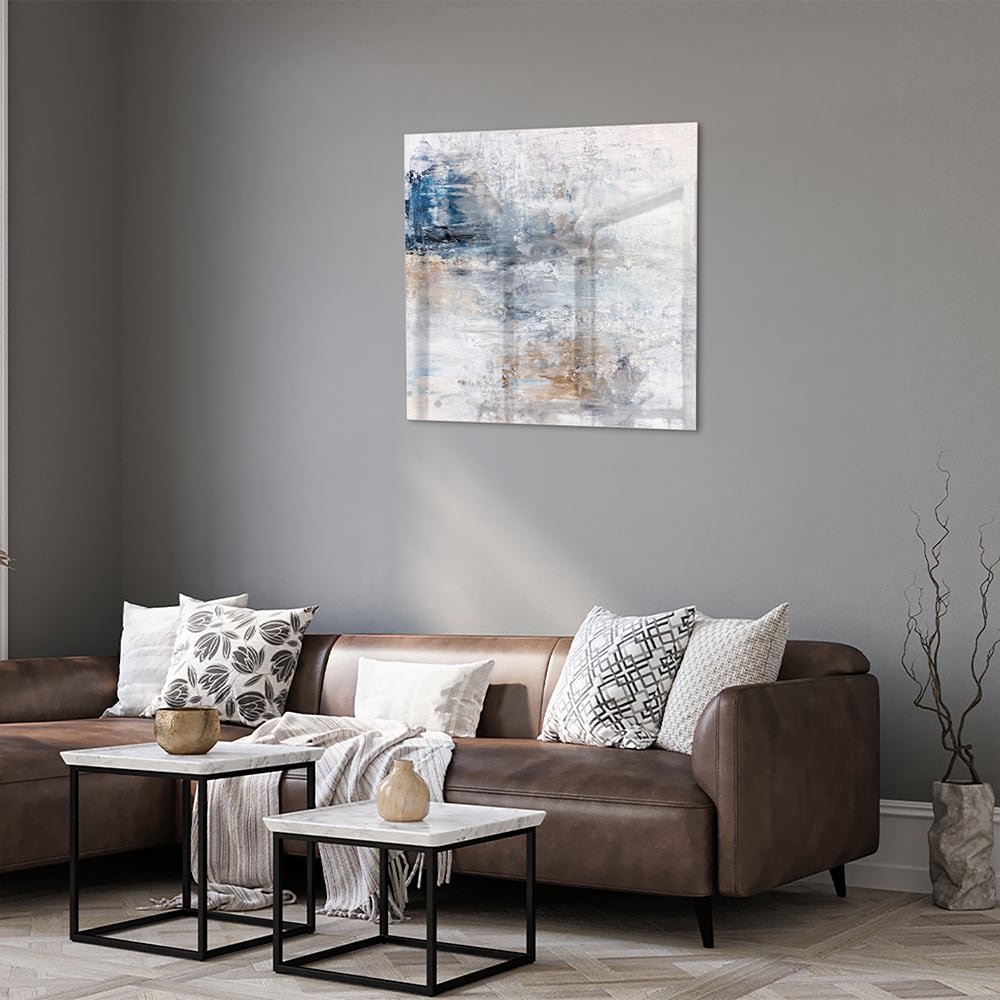Abstract glazen schilderij met blauwe en neutrale tinten in woonkamer