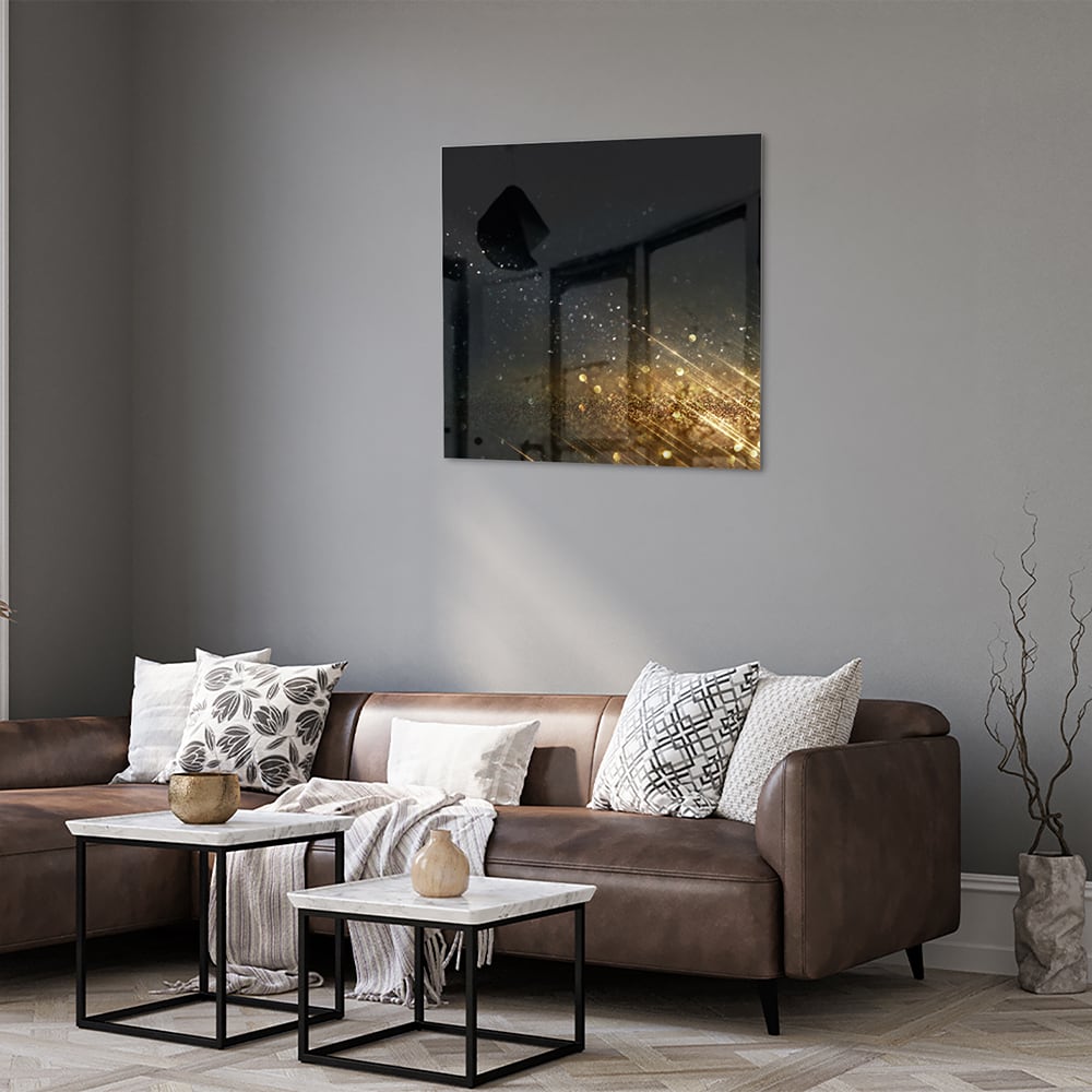 Zwart glazen schilderij met sterren en lichteffecten aan een witte muur.