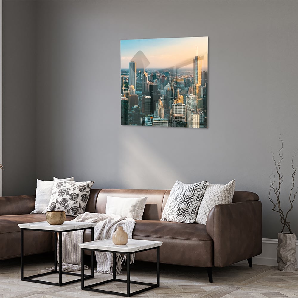 Glazen schilderij met uitzicht op een stad skyline onder een zonsondergang
