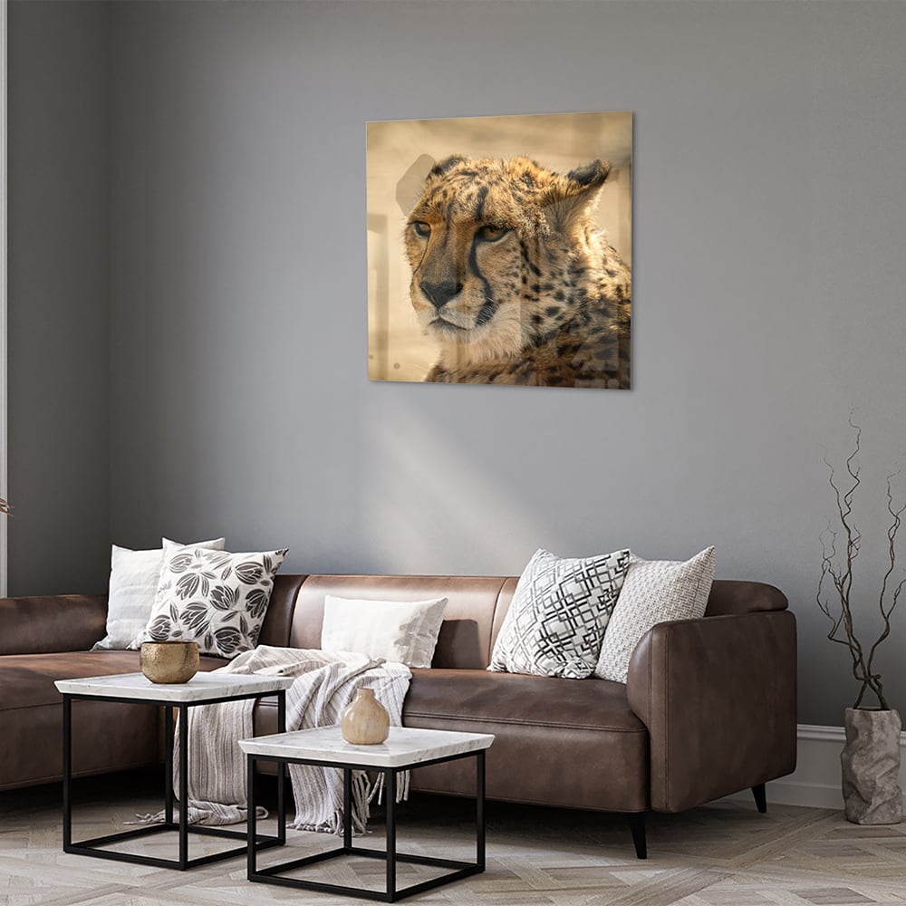 Glazen schilderij van een luipaard hangt aan de muur in een stijlvolle woonkamer.