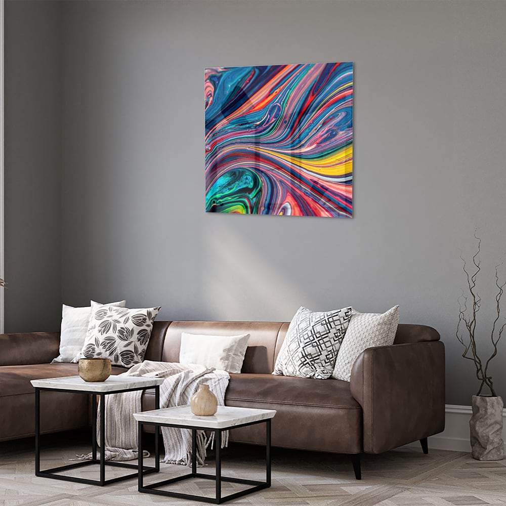 Kleurrijk abstract glazen schilderij aan de muur in een modern interieur.
