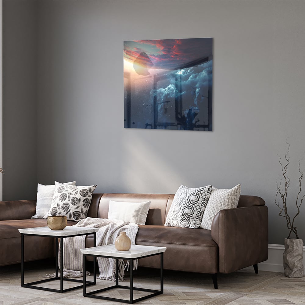 Glazen schilderij met een kosmisch uitzicht en kleurrijke lucht in woonkamer.