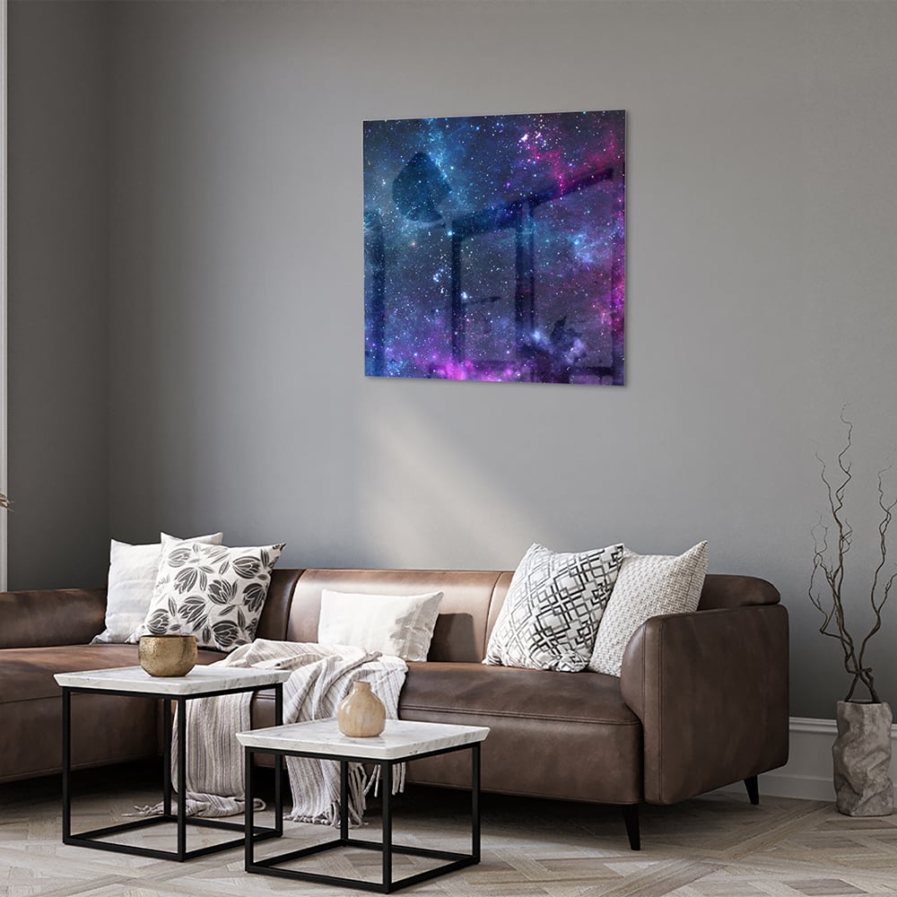 Glazen schilderij van het universum met kleurrijke sterren en nevels.