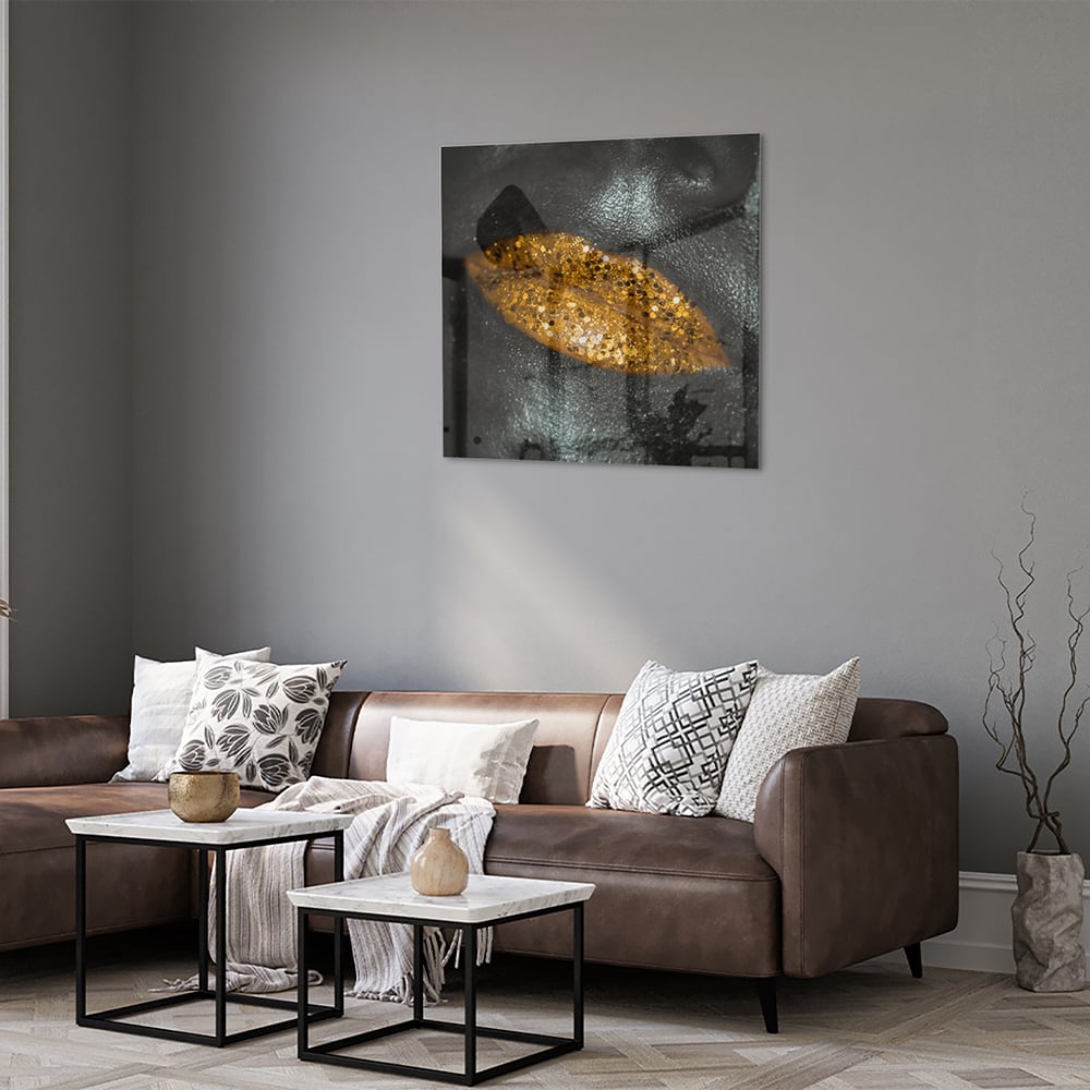 Glazen schilderij met een gouden blad op een zwarte achtergrond, perfect voor moderne interieurs.