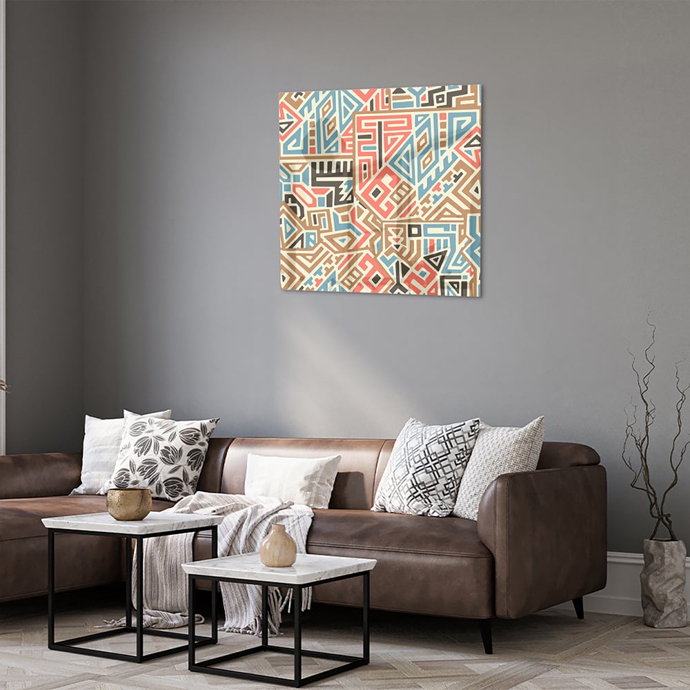 Abstract glazen schilderij met kleurrijke geometrische patronen aan de muur.
