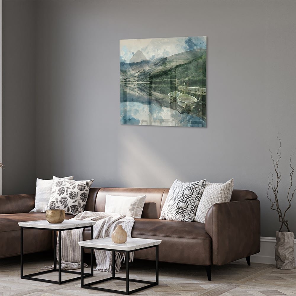 Glazen schilderij van een serene landschap met blauw meer en bergen