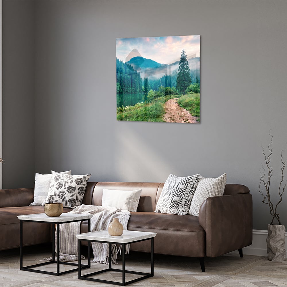 Glazen schilderij van een berglandschap met een pad en bomen