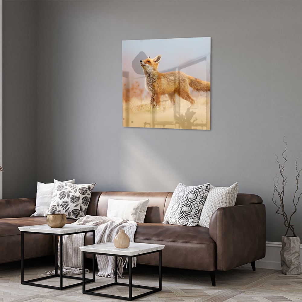 Glazen schilderij van een vos die in de natuur staat, perfect voor moderne interieurs.