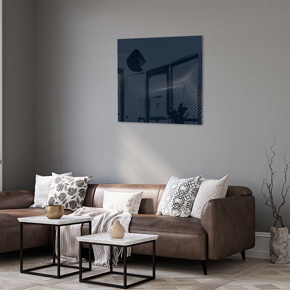 Diepblauw glazen schilderij aan de muur boven een houten kast in een woonkamer