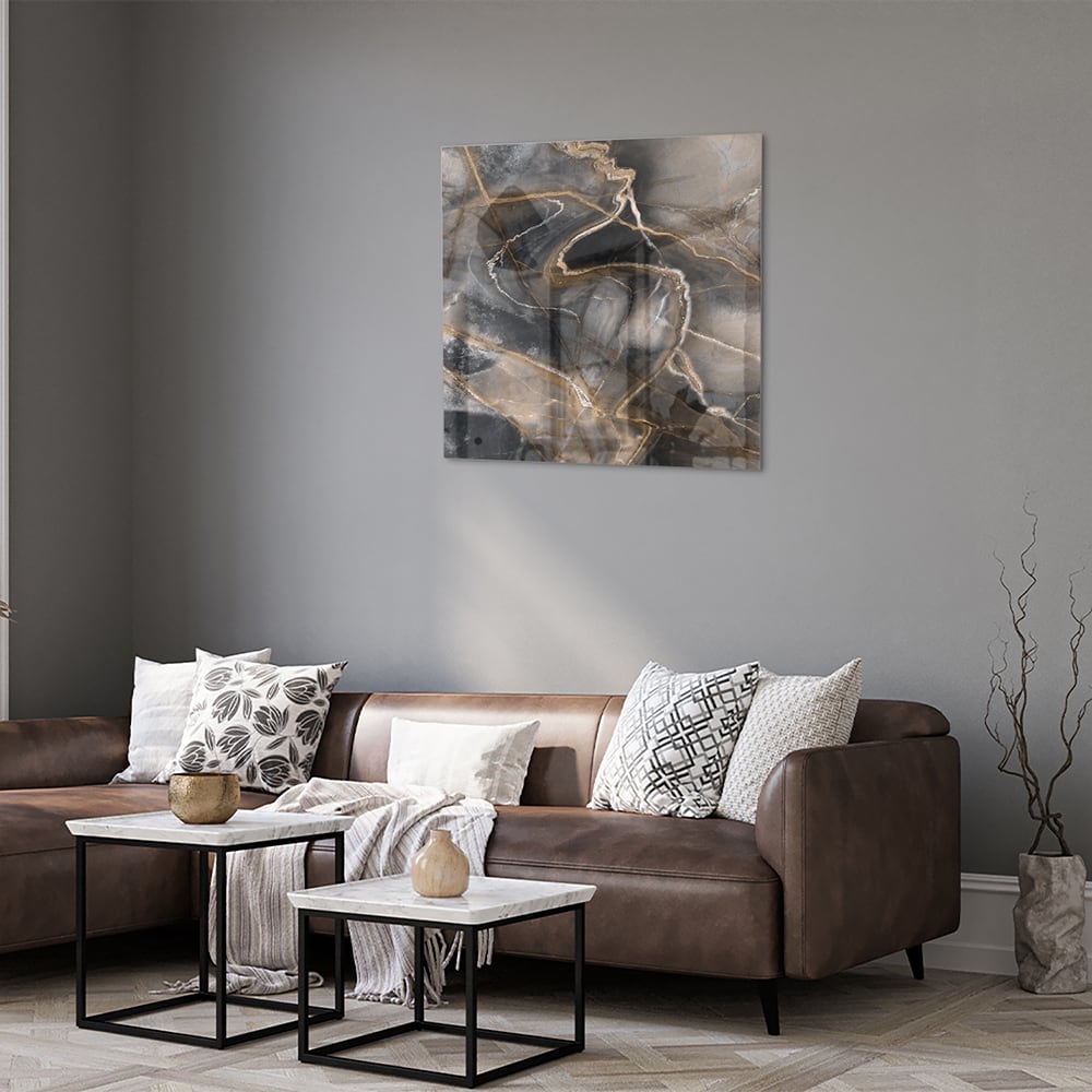 Abstract glazen schilderij met zwarte en gouden lijnen aan de muur.