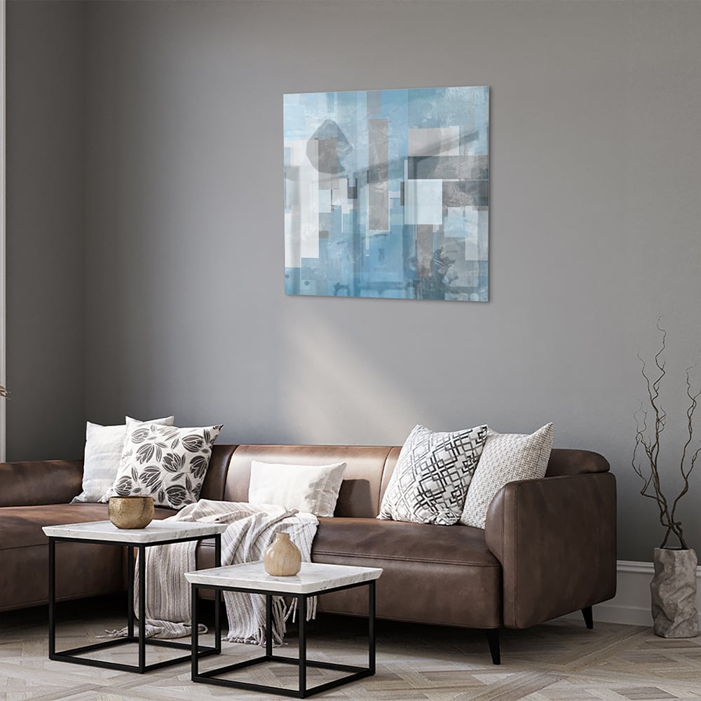 Abstract glas schilderij met blauwe en grijze tinten aan de muur