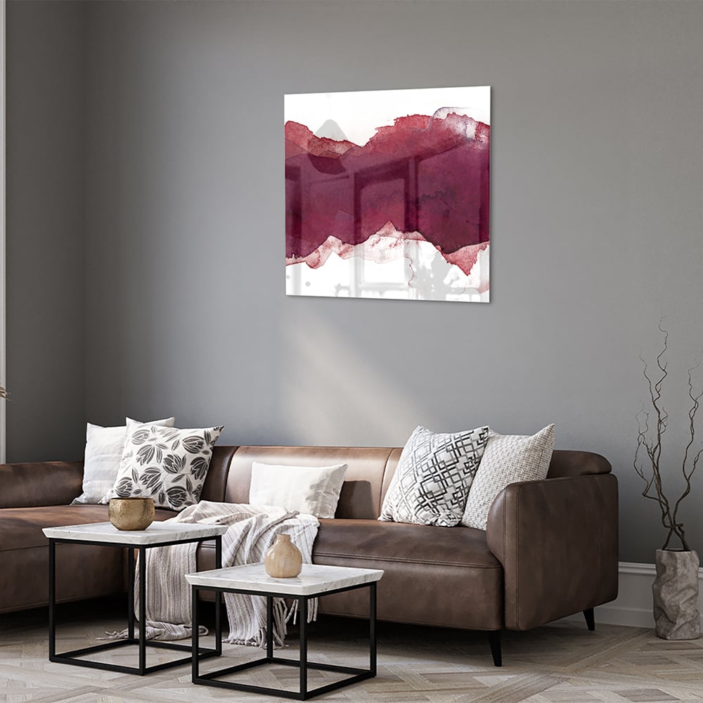 Abstract glas schilderij in dieprood gehangen boven een moderne kast