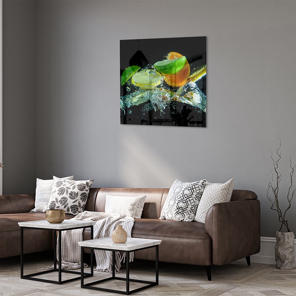 Glas schilderij met kleurrijke citrusvruchten en waterdruppels op een zwarte achtergrond.