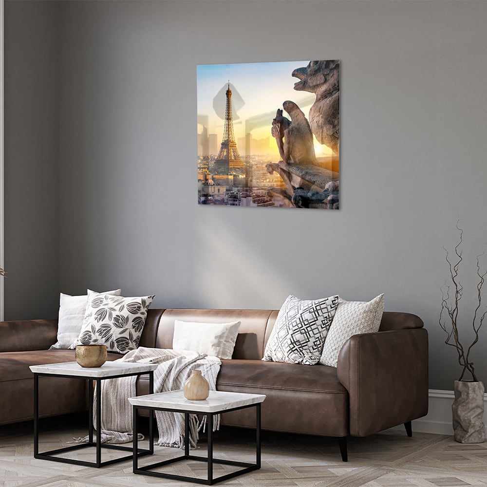 Glazen schilderij met de Eiffeltoren tijdens zonsondergang boven Parijs.