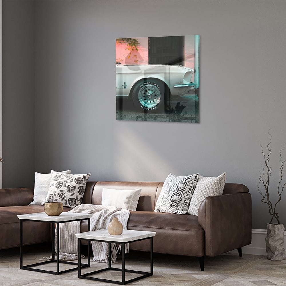 Glazen schilderij van een vintage auto in een sfeervol interieur
