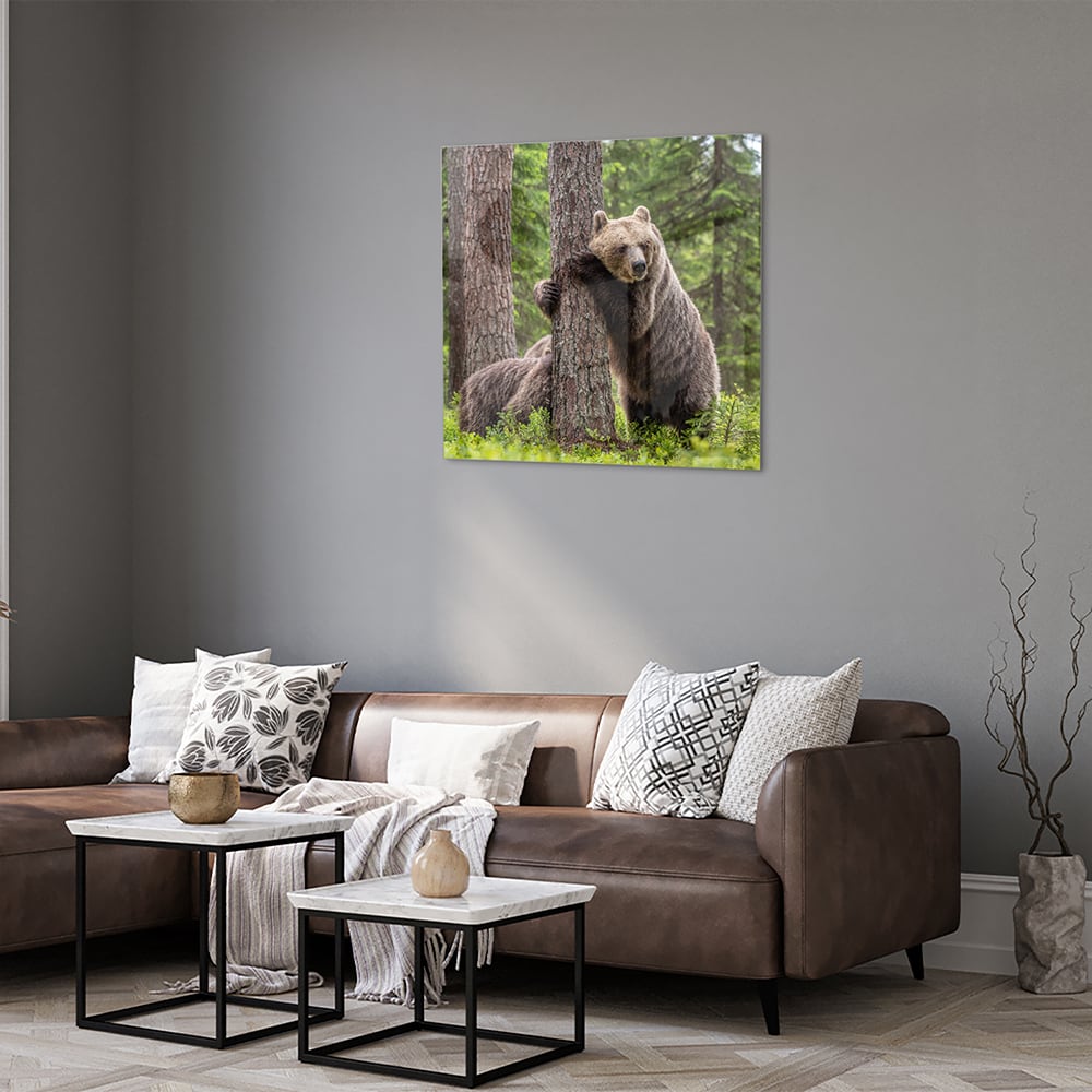 Glazen schilderij van een grizzly beer leunend tegen een boom in de natuur.