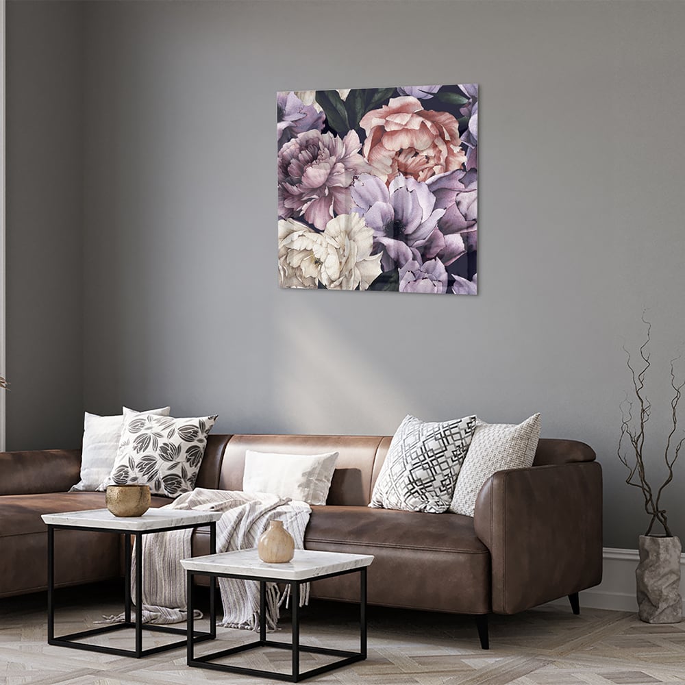 Glas schilderij met paarse en gouden bloemen in een moderne woonkamer