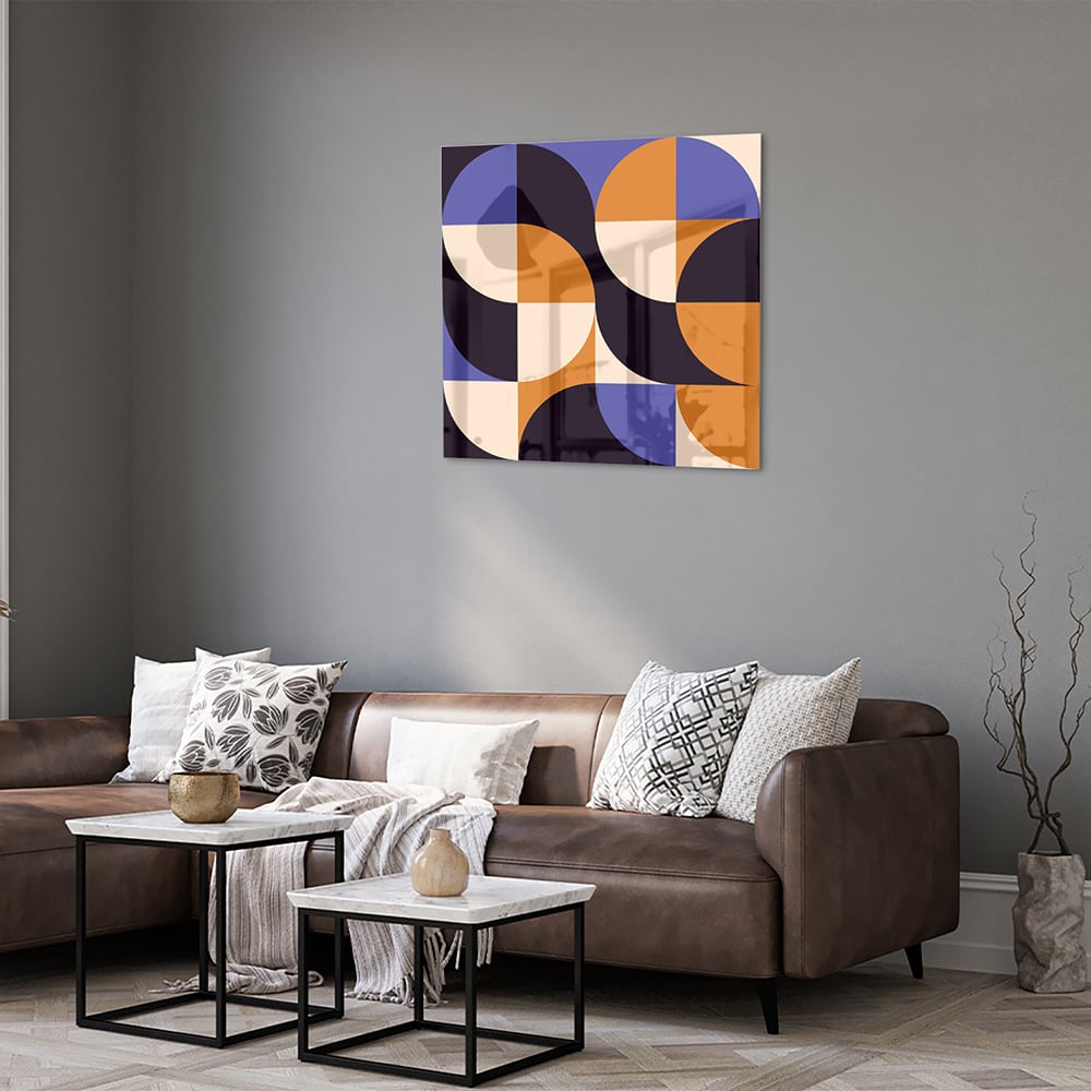 Abstract glazen schilderij met blauwe en oranjekleurige vormen, perfect voor moderne interieurs.