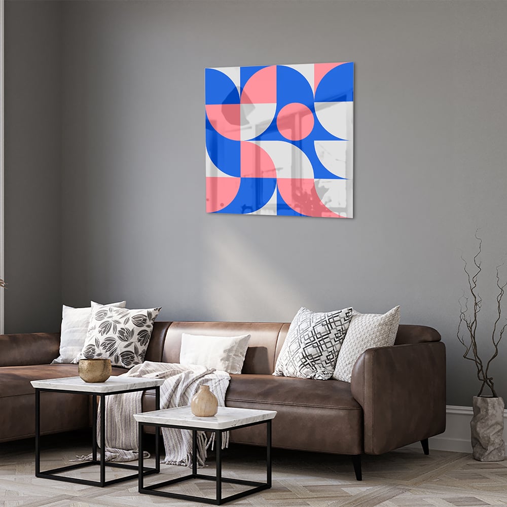 Abstract glazen schilderij met vormen in blauw en roze, perfect voor wanddecoratie.