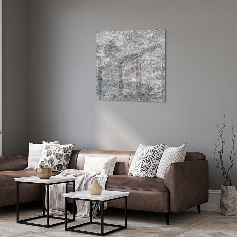 Glazen schilderij met abstracte textuur op muur in moderne woonkamer