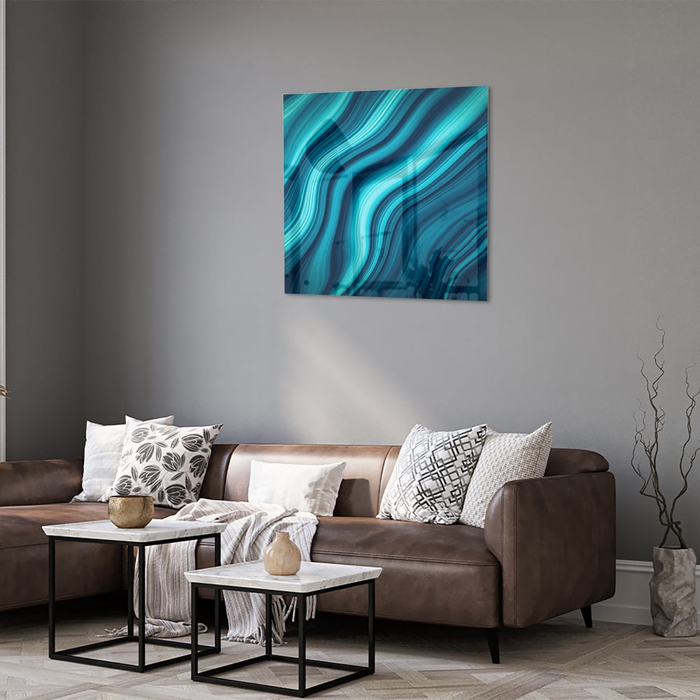 Moderne glazen schilderij met blauwe en groene golven aan de muur