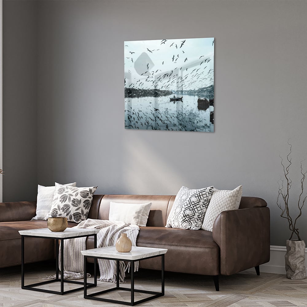 Glazen schilderij van vogels boven kalm water met reflecties.