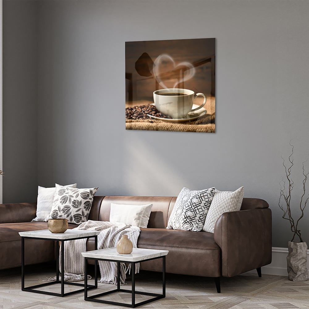 Glazen schilderij van een kop koffie met koffiebonen op een houten tafel.