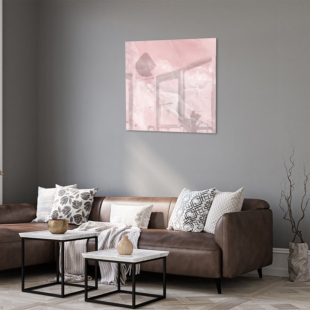 Elegant glazen schilderij in zachte roze tinten boven een houten kast.