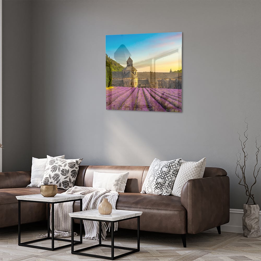 Glazen schilderij van lavendelvelden en een klooster in de Provence