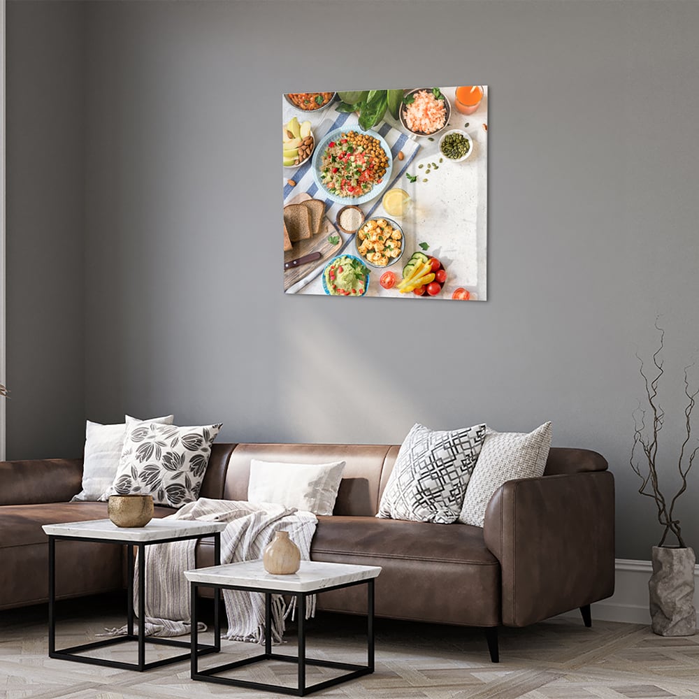 Kleurrijk glazen schilderij met een variteit aan verse gerechten en ingredinten, ideaal voor keukeninspiratie.