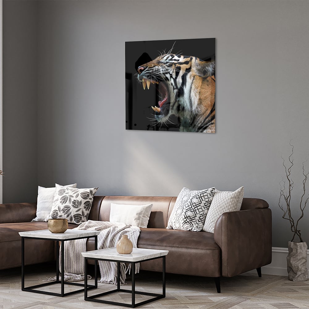 Glazen schilderij van een brullende tijger aan de muur in een stijlvolle kamer.