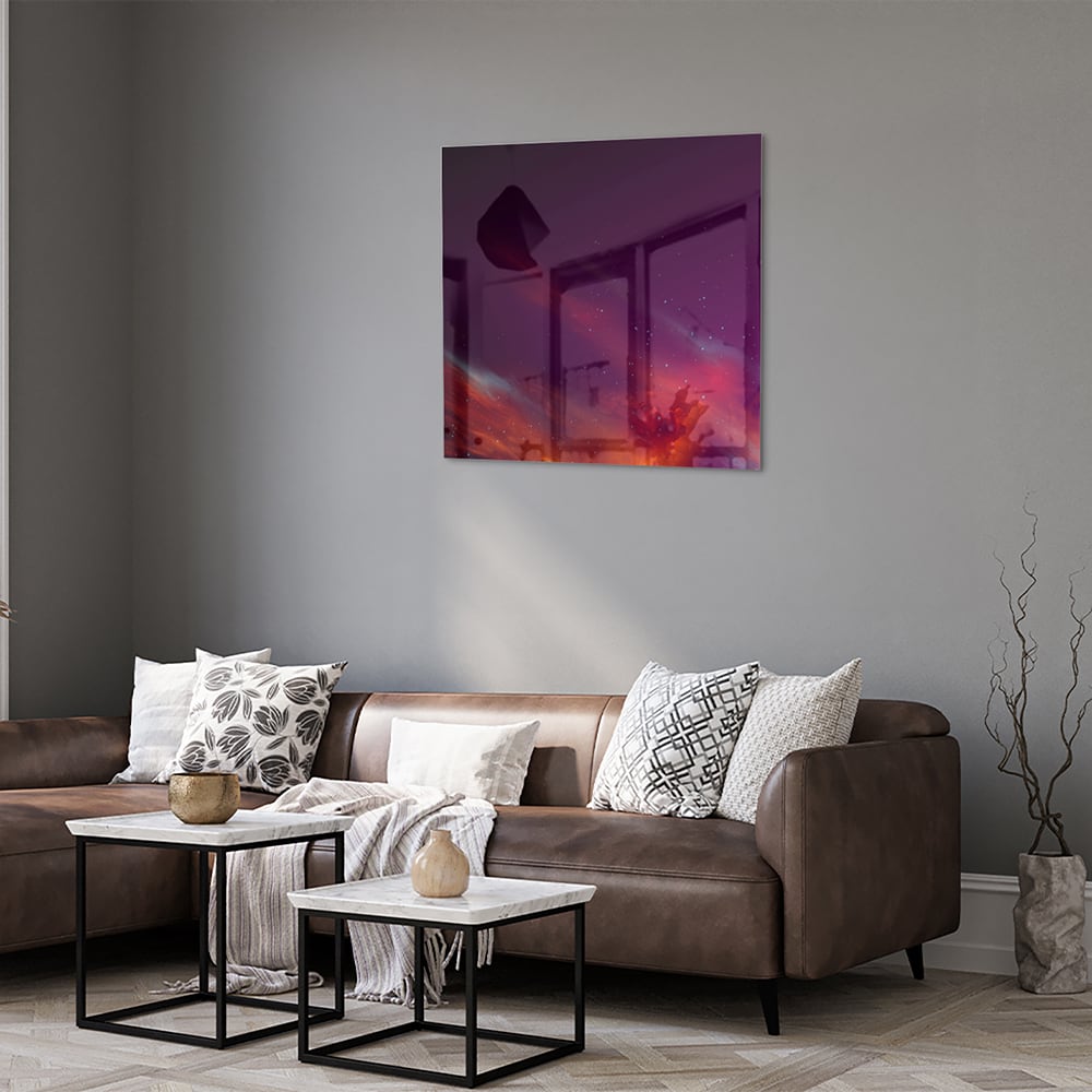Een kleurrijk glazen schilderij met abstracte vormen in een moderne woonkamer.