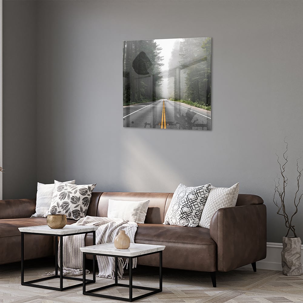 Glazen schilderij van een mistige weg omgeven door bomen in een interieur.