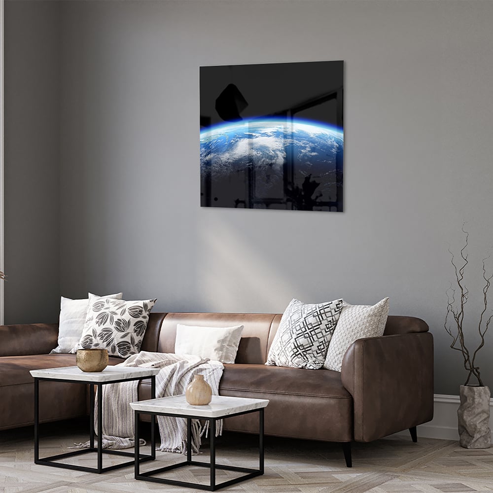 Glazen schilderij met een afbeelding van de aarde en blauwe lucht, perfect voor een moderne inrichting.
