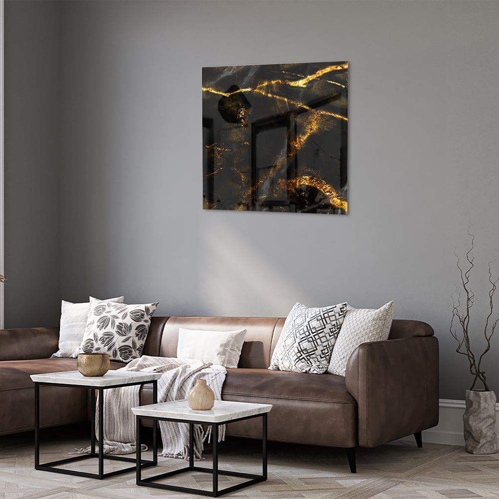Glazen schilderij met zwart en gouden marmerdesign aan de muur