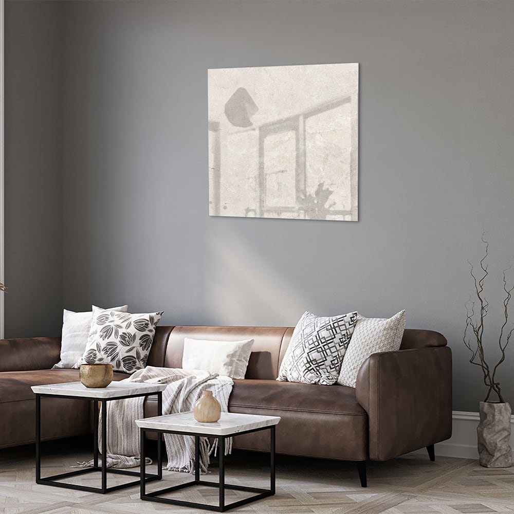Elegant glazen schilderij met schaduwdetails aan een muur in een moderne woonkamer.