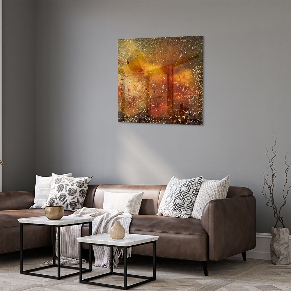 Abstract glazen schilderij met glinsterende warme kleuren in een moderne woonkamer.