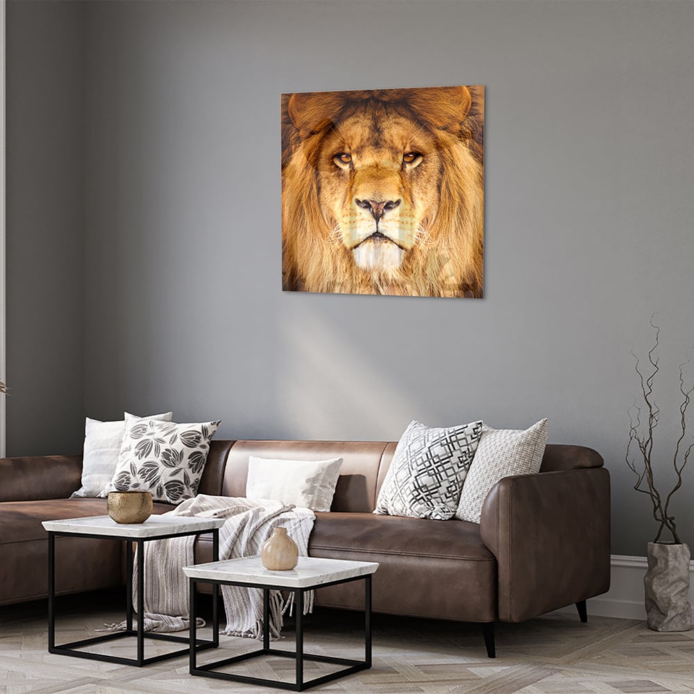 Glazen schilderij van een majestueuze leeuw in een modern interieur