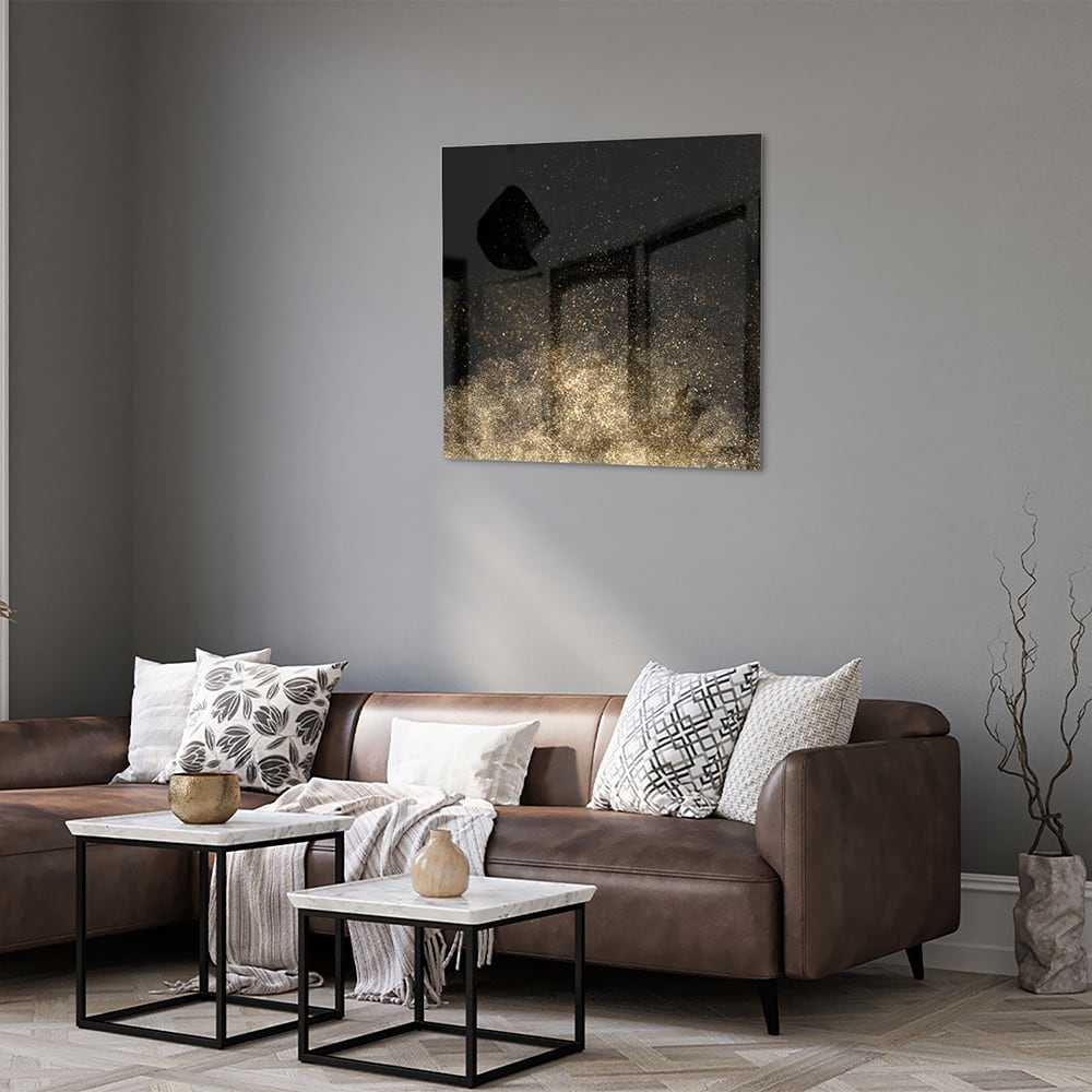 Glazen schilderij met zwarte achtergrond en gouden accenten aan de muur