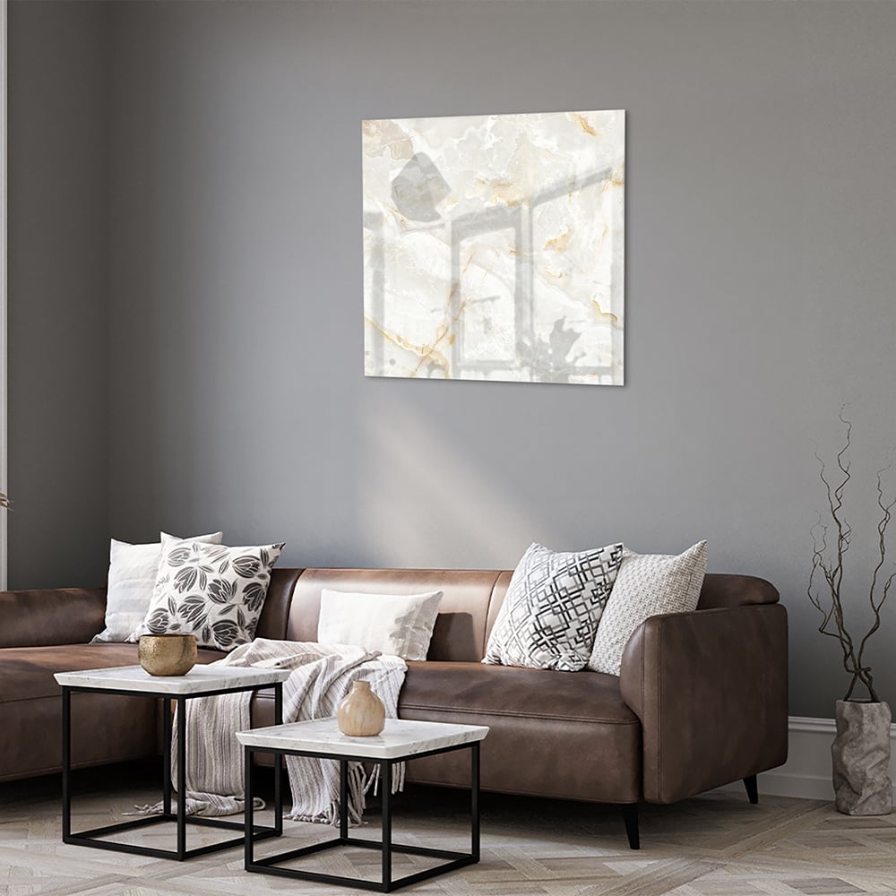 Elegant glazen schilderij met grijs marmer en gouden aders in moderne woonkamer